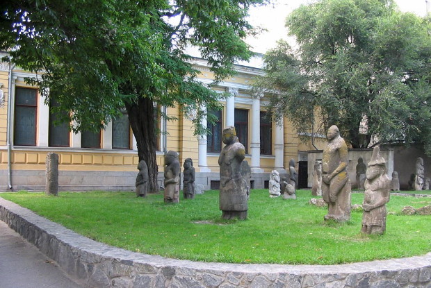 Image - Stone babas at the Dnipropetrovsk Historical Museum.